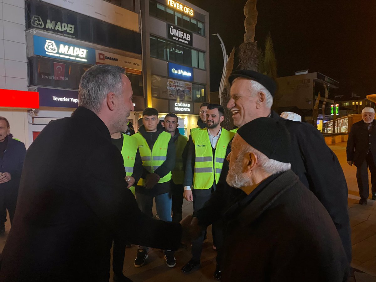 YeniSecmen54's tweet photo. İl Başkanımız Sn. Yunus Tever ve İl Genclik Kolları Başkanımız Hüseyin Serdar Akgün ile birlikte Recep ayının mağfiret ve faziletiyle yüklü mübarek Regaip Kandili vesilesiyle yatsı namazı sonrası cemaatimize ikramda bulunduk. 

Tüm İslam aleminin #RegaipKandili mübarek olsun 🤲🏼 https://t.co/iFG4ChXNEd