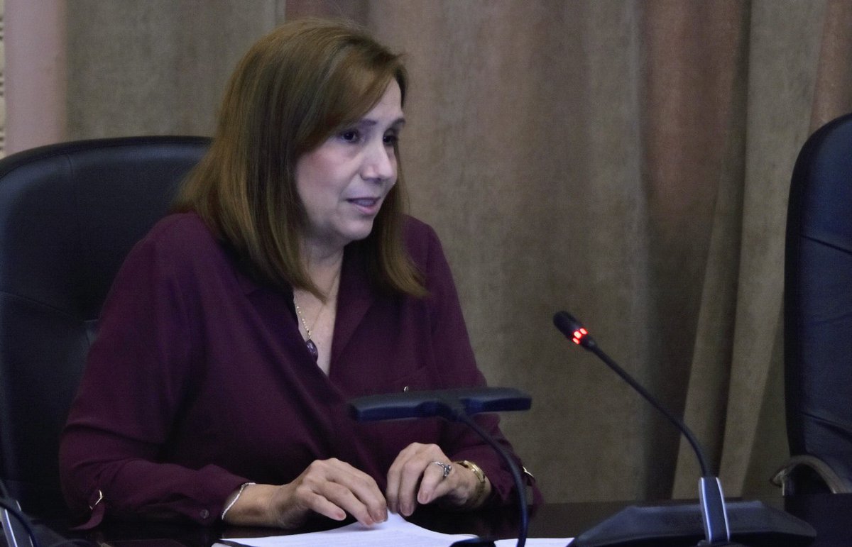AsambleaCuba's tweet photo. AHORA | La Vicepresidenta de la @AsambleaCuba🇨🇺, @anamarianpp, notifica al Gobernador de Villa Clara, @AlbertoLopezVC, el Acuerdo X-58 de la Asamblea Nacional del #PoderPopular que establece la rendición de cuenta del Gobierno Provincial @portal_villa ante el Parlamento cubano https://t.co/XiUr6lojNf
