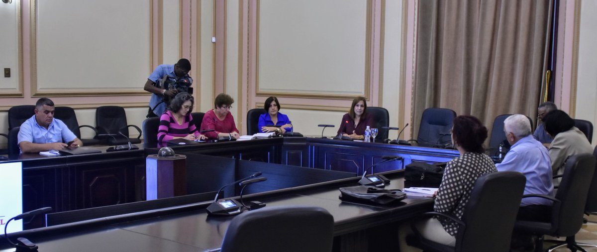 AsambleaCuba's tweet photo. AHORA | La Vicepresidenta de la @AsambleaCuba🇨🇺, @anamarianpp, notifica al Gobernador de Villa Clara, @AlbertoLopezVC, el Acuerdo X-58 de la Asamblea Nacional del #PoderPopular que establece la rendición de cuenta del Gobierno Provincial @portal_villa ante el Parlamento cubano https://t.co/XiUr6lojNf