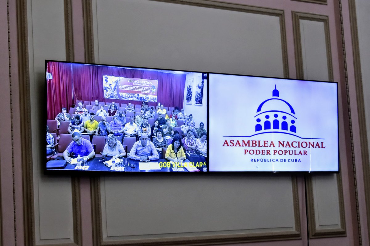 AsambleaCuba's tweet photo. AHORA | La Vicepresidenta de la @AsambleaCuba🇨🇺, @anamarianpp, notifica al Gobernador de Villa Clara, @AlbertoLopezVC, el Acuerdo X-58 de la Asamblea Nacional del #PoderPopular que establece la rendición de cuenta del Gobierno Provincial @portal_villa ante el Parlamento cubano https://t.co/XiUr6lojNf