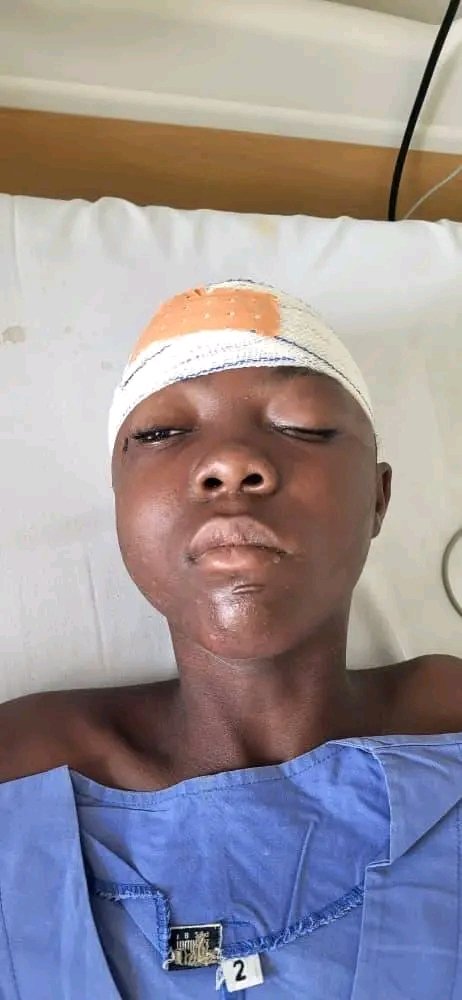 MrAkouteRamses's tweet photo. Aidons cette petite, je vous en supplie, elle est âgé de 12 où 13 pas plus. Elle a été retrouvée inconsciente en bordure de route au rond-point Japoma (un accident), et est actuellement à l'hôpital obstétrico. Nous recherchons des traces de sa famille...

Que Dieu facilite 🙏🏾 https://t.co/1aVYgOg3oO