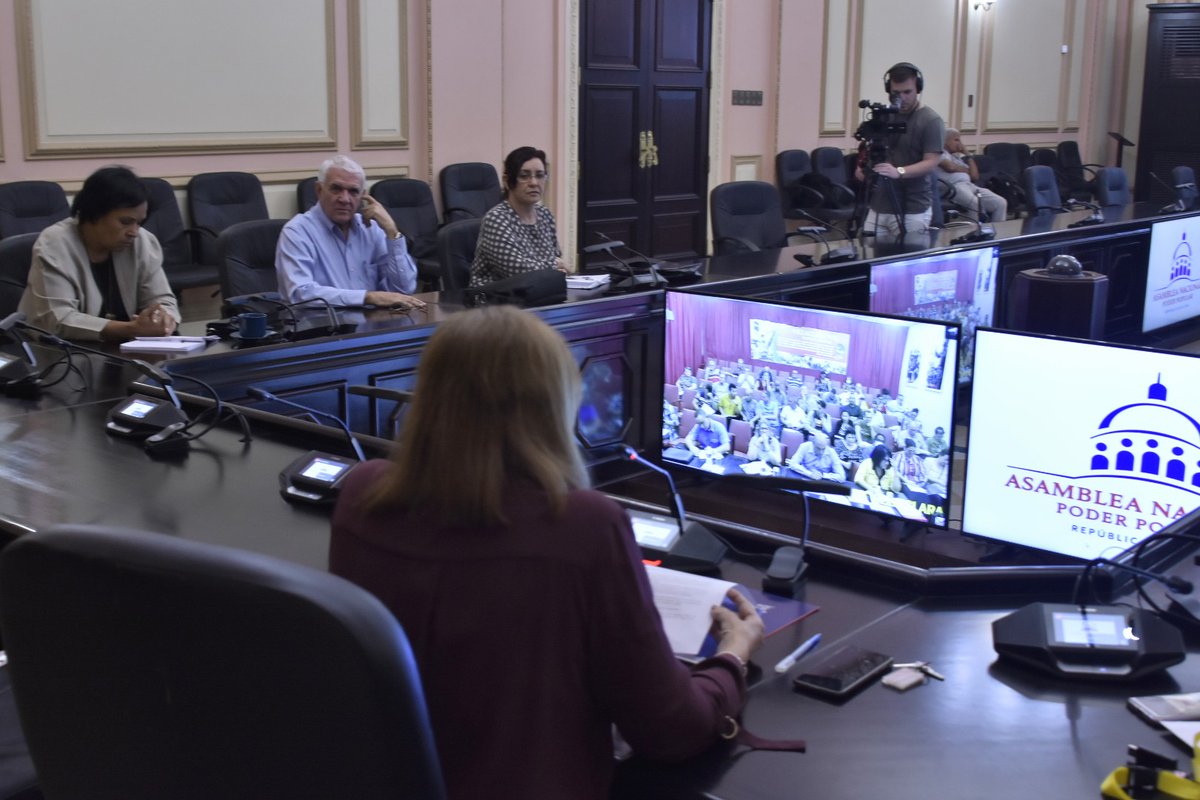 AsambleaCuba's tweet photo. AHORA | La Vicepresidenta de la @AsambleaCuba🇨🇺, @anamarianpp, notifica al Gobernador de Villa Clara, @AlbertoLopezVC, el Acuerdo X-58 de la Asamblea Nacional del #PoderPopular que establece la rendición de cuenta del Gobierno Provincial @portal_villa ante el Parlamento cubano https://t.co/XiUr6lojNf