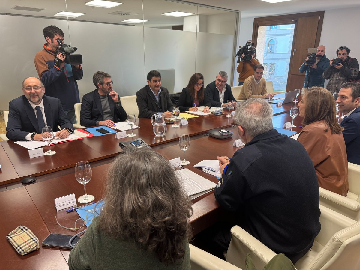 DelegGobGAL's tweet photo. O delegado do Goberno @blancolobeiras reitera o apoio de @desdelamoncloa á @Xunta e apela a unha resposta coordinada fronte á emerxencia dos #pelets
👉 Reuniuse cos @Anxeles_Vazquez e @AlfonsoVillares para xestionar os medios ante a vertedura
➕ℹ️ https://t.co/CAE2m092LB https://t.co/92yGpI0WaL