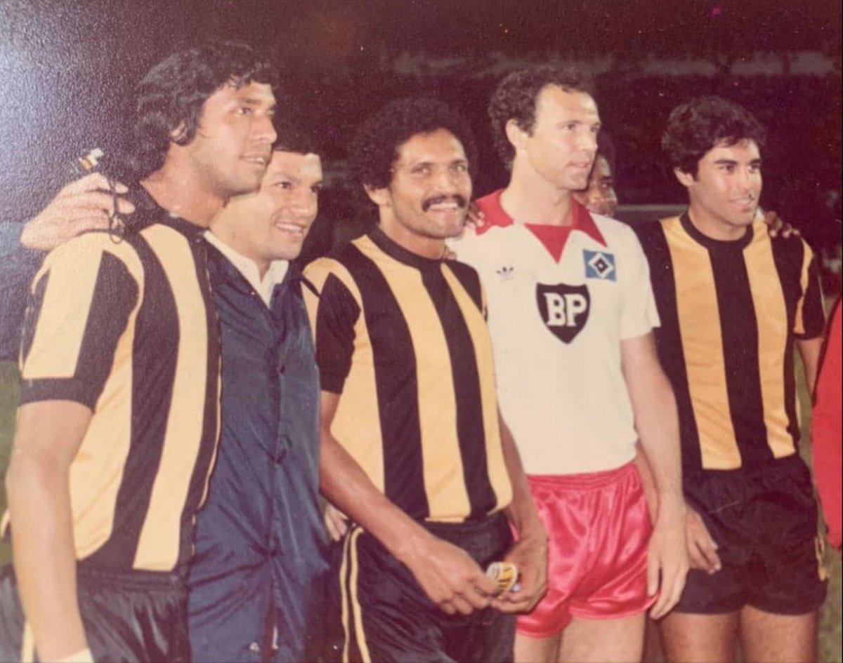 1981, Franz Beckenbauer vino a Guatemala con el Hamburgo para jugar un amistoso ante Aurora El cuadro alemán ganó por 5-0 con un doblete del 'Káiser'. 👀 En la foto aparecen (de izquierda a derecha) Víctor Hugo Monzón, Guerra, Felipe Pérez, Beckenbauer, Pérez McNish y Miguel Cruz