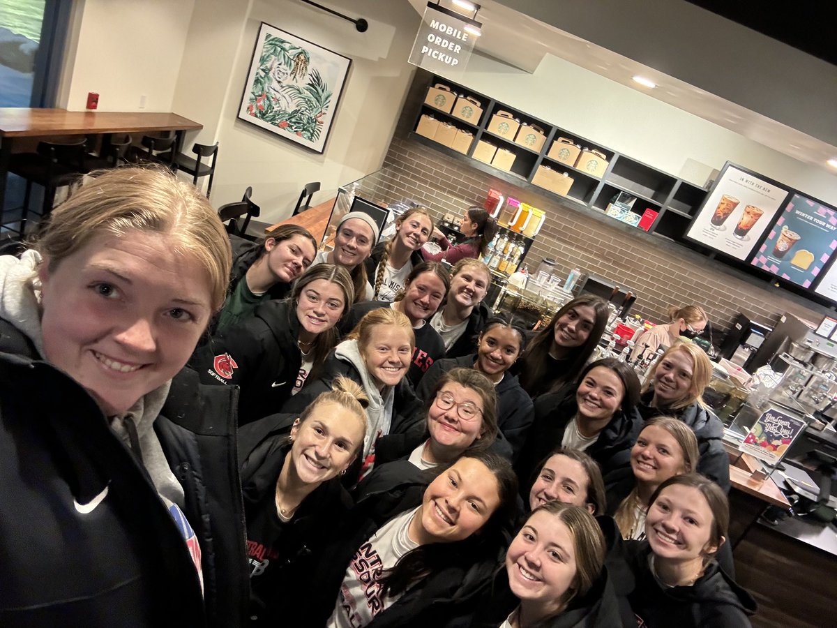 UCMJensSoftball's tweet image. ✨Always special when our alumni give back!! ✨Amolee (Hawkins) Harris, thank you for the Starbucks for our team! Definitely appreciated &amp;amp; brightened up our spirits with the cold temps, snow &amp;amp; the daily grind 🫶🏼❤️🖤 #Jens4Life #AlumniGivingBack