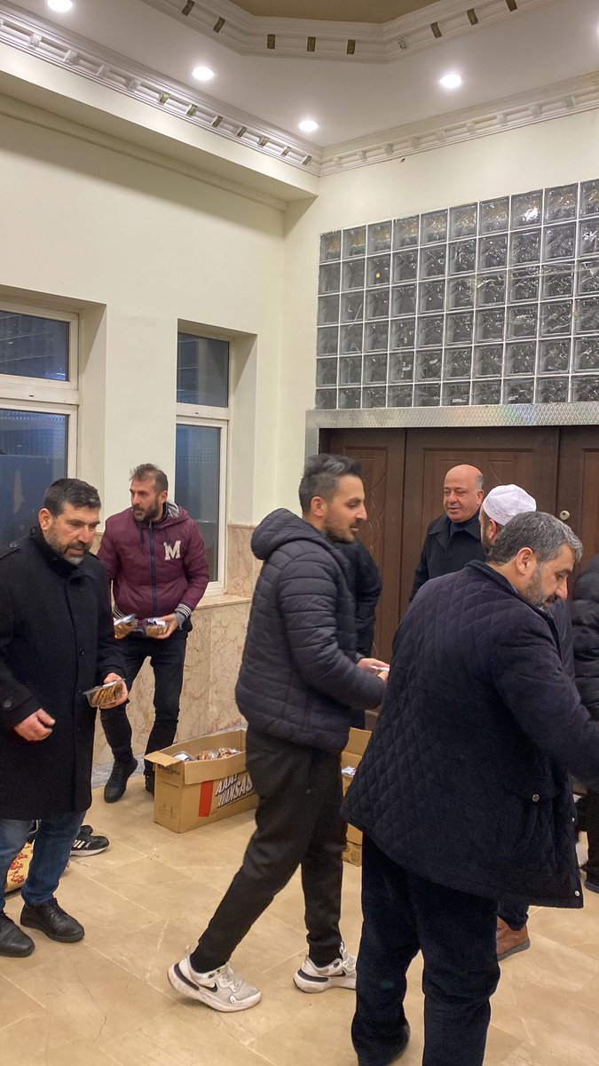 YeniPartiGopasa's tweet photo. İlçe Yöneticilerimiz, Mahalle Birim Başkanlarımız, Meclis Üyesi Aday Adaylarımızla birlikte üç ayların habercisi Regaip Kandili Vesilesiyle Belediye Başkan Adayımız Hakan Bahçetepe’nin selamlarını ileterek hayır lokması olan kandil simidi ikramlarımızı gerçekleştirdik. https://t.co/aDA1TM1TWE