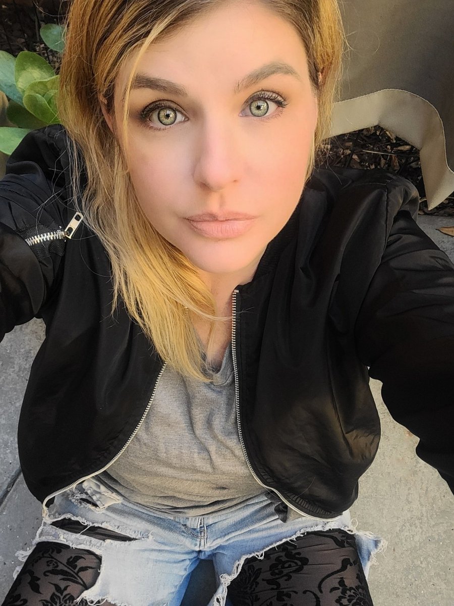 KayEmily2's tweet photo. I've been having a really rough few months with pain.. but today I forced myself to get dressed and put on a little makeup.   I feel like shit, but I feel more human today 💜 https://t.co/Rh7Rx6aXmn