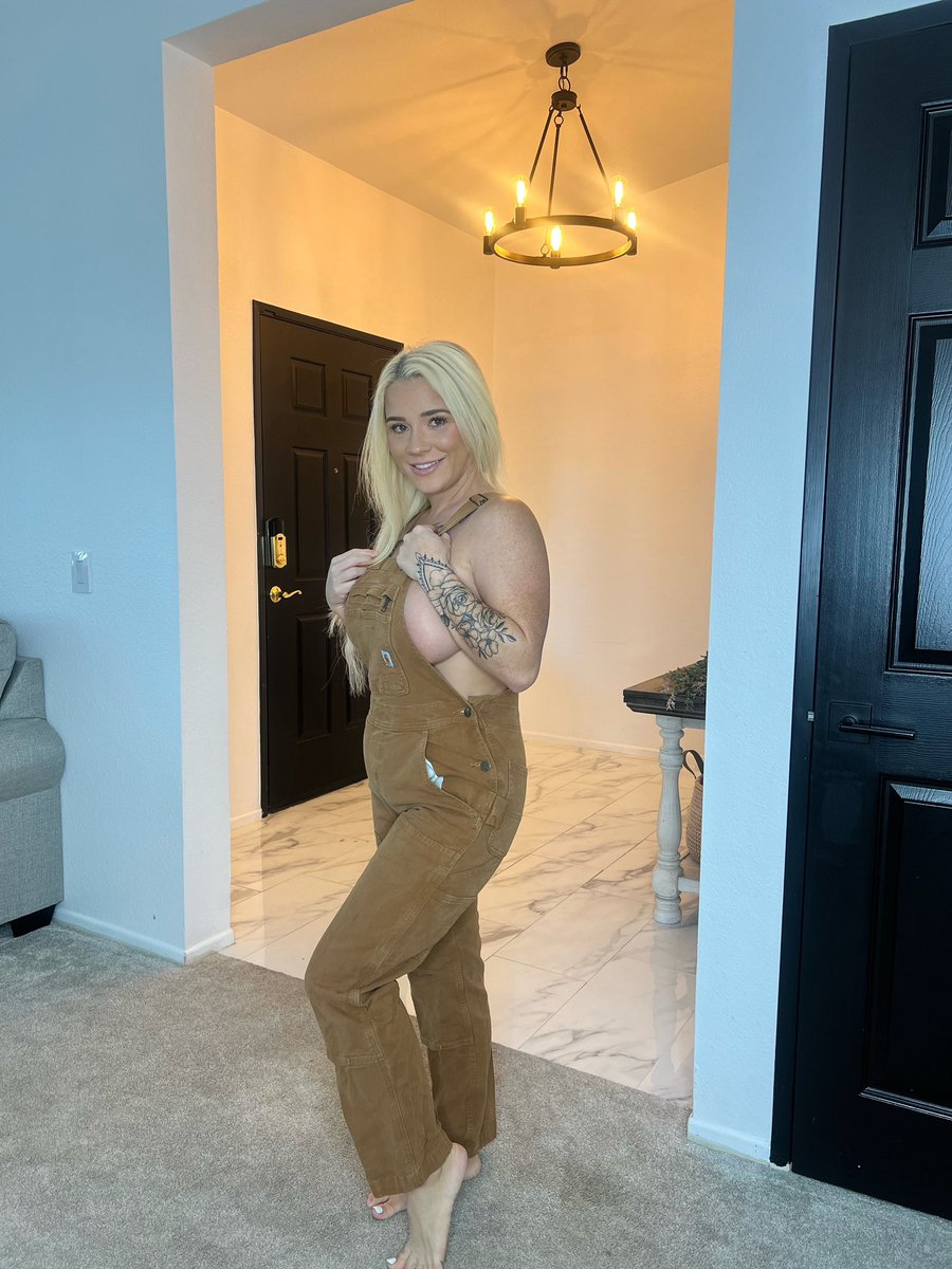 alexisjobailey's tweet photo. Retweet if I should take off my bibs 🤭 https://t.co/KTb8Fdp2Oj