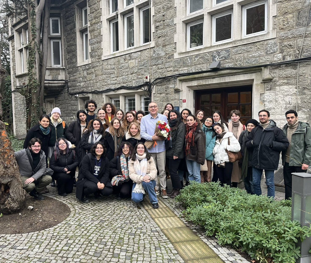 caz_vegas's tweet photo. Biz bugün Boğaziçi psikoloji 2020 dönemi olarak çok sevdiğimiz hocamız Ali Tekcan’a veda ettik. Ali hocamızı yıllardır görev yaptığı evinden, Boğaziçi’nden ayrılmak durumunda bırakan düzeni affetmeyeceğiz. Tüm emekleriniz için teşekkür ederiz Ali hocam. Kendinize iyi bakın. https://t.co/nf8SeJL7NJ