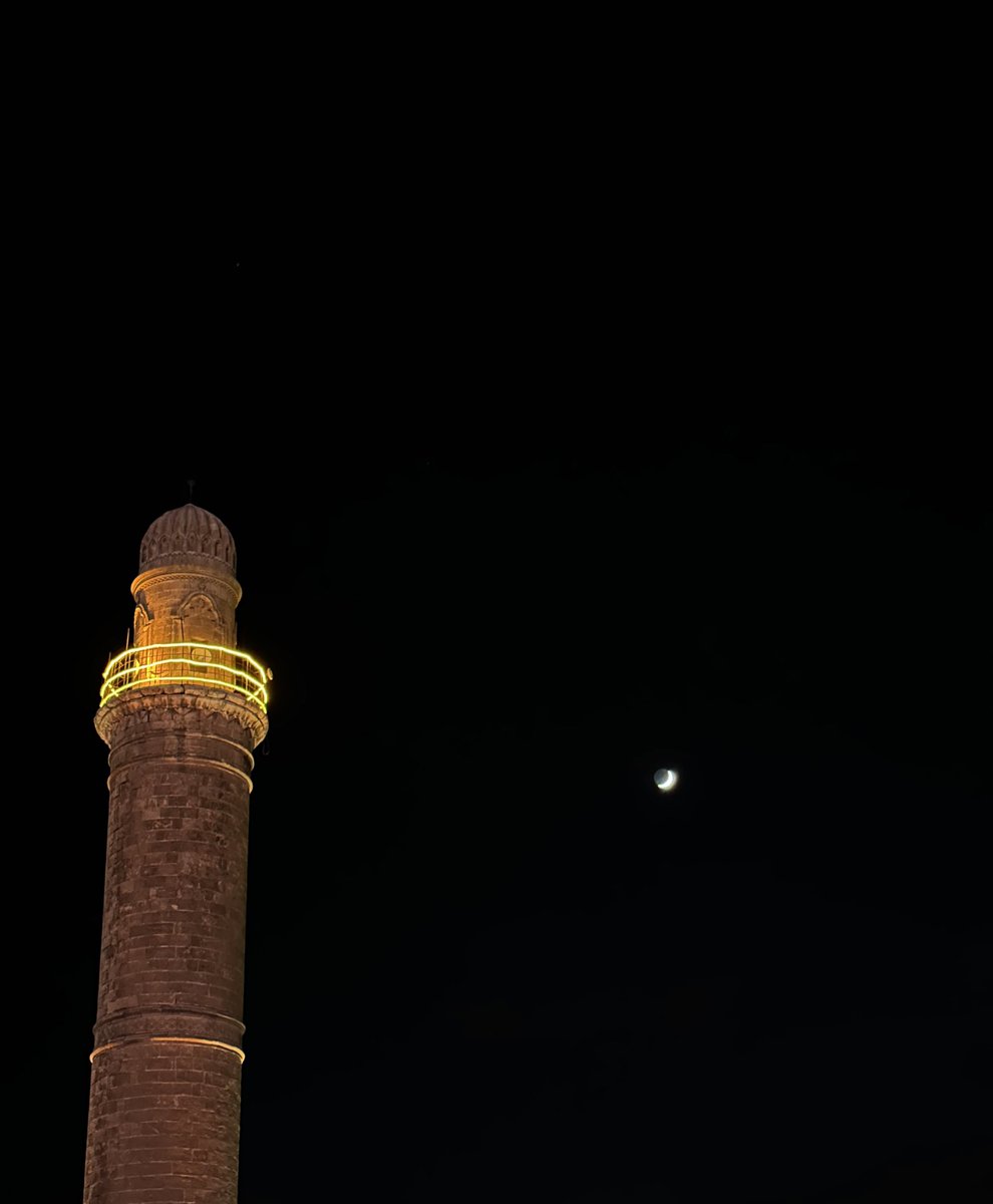 dilaradmr55's tweet photo. Ey imtiyazlı güzel, uyan derin uykudan
Hatırla bülbüllerin divane olduğunu 
Dün sabah seni görüp çarpılmış gökte güneş 
Önce anlayamamış ona ne olduğunu 
Şimdi bende garip bir haldeyim, biçareyim 
Şaşırdım ayın kime pervane olduğunu 
(Nurullah Genç) https://t.co/0NHl4C0hJN