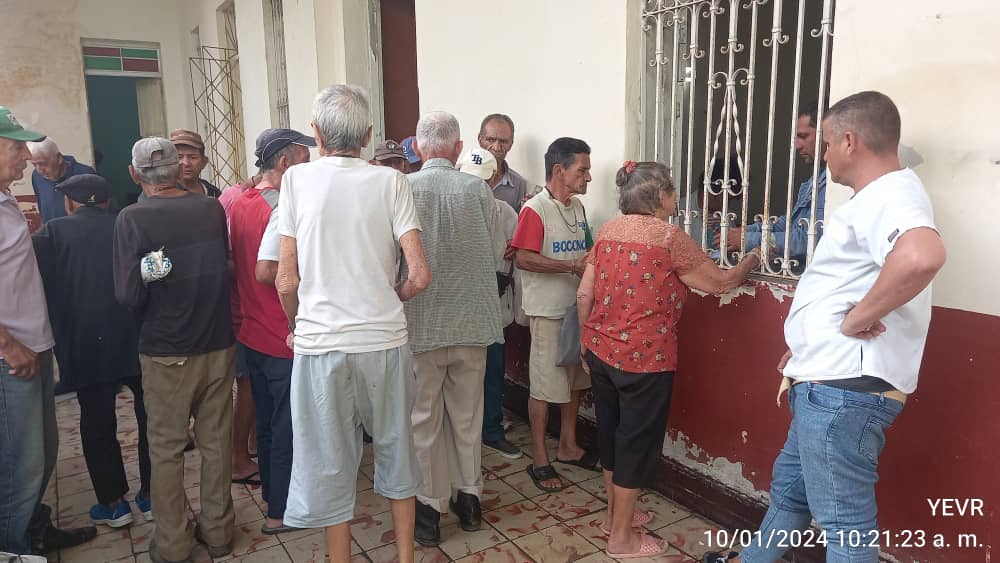 La UEB Garaita perteneciente a la Empresa Municipal de Comercio Sancti Spiritus le acerca el servicio a los abuelitos del Hogar de Ancianos Municipal San José de #SanctiSpíritusEnMarcha. Donde se le ofertó Cigarros y Tabacos. 
<a href="/ArielFdezMartin/">Ariel Fernandez Martin</a> 
<a href="/GecomSanctiSp/">GECOMSantiSpíritus</a> 
#CubaPorLaPaz