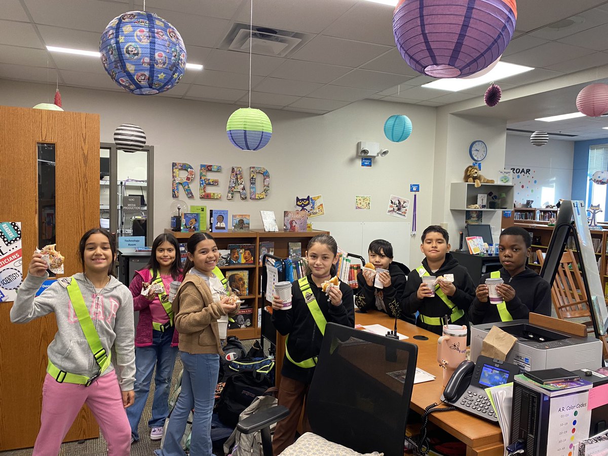 Lovell_Elem's tweet photo. Mrs. Gunter treated her patrols to a warm start on this chilly morning. Hot cocoa and donuts are the best!
@melissa_sarasty #LovellUpGameOn https://t.co/ifYQu7uIxd