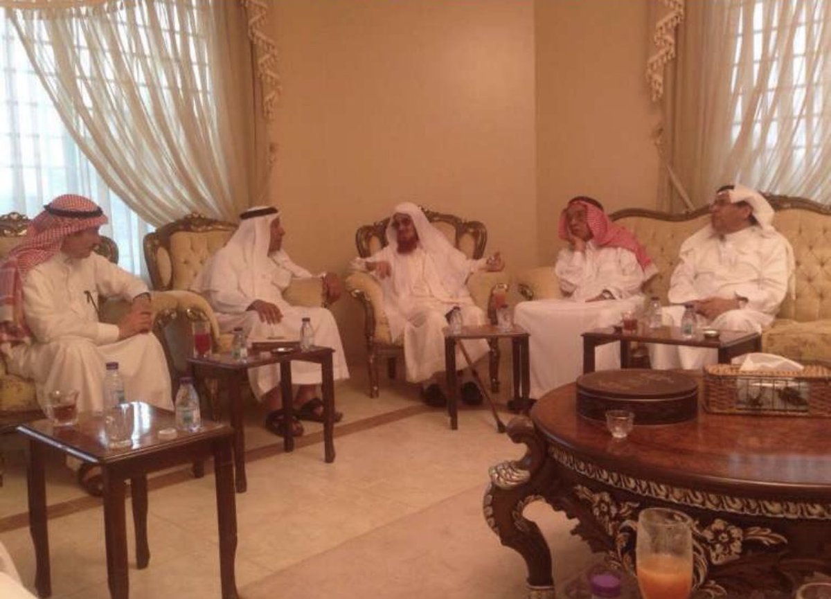 Ibrahimalamrot's tweet photo. تعلمتُ في " المجالس" ما لم أتعلمْه في المدارس

عنيزة مدينة المجالس ، ويقال إن فيها العشرات، ويبالغ بعضهم ويعدّها بالمئات ، وقد زرت خلال يومين عددًا من المجالس الم��زلية المفتوحة ضحىً ومغربًا وعصرًا وعشاءً ، ووجدتُ فيها ما أضاف وأضاء، ووصل وأوصل 

من مجالسي الوالد ومجلسه رحمه الله https://t.co/n3zxysfujc