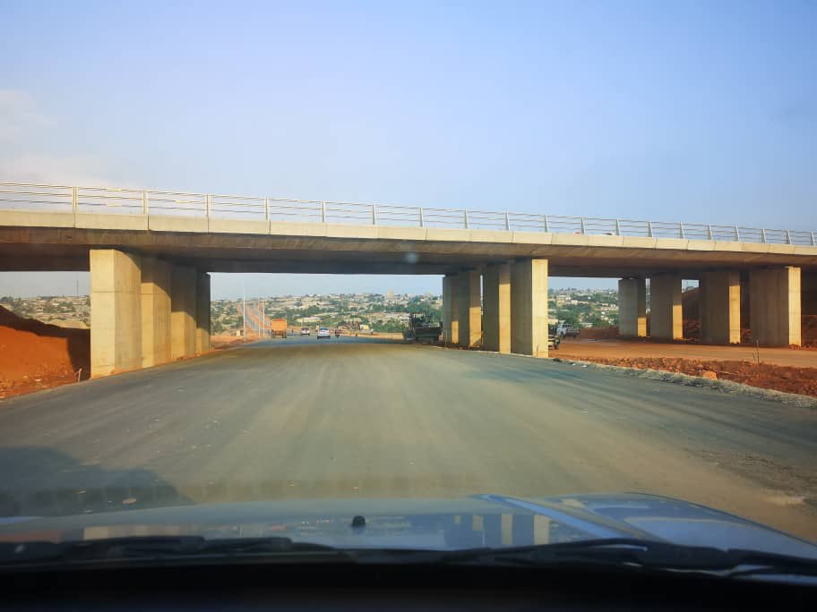 FernandDdeh's tweet photo. #infrastructures #Projetsstructurants J’ai emprunté la Y4. Elle n’est pas encore achevée, les travaux se poursuivent sur certains segments. Cependant, elle est passante. Il faut être juste vigilant et patient. C’est un projet majeur, réfléchi, construit par des intelligences vives. Moins de 30 mn pour rallier Ebimpé et la camp d’Akouedo. Dites à ADO, bravo et merci. Il a gravé son nom dans le marbre en Côte d’Ivoire. @Presidenceci