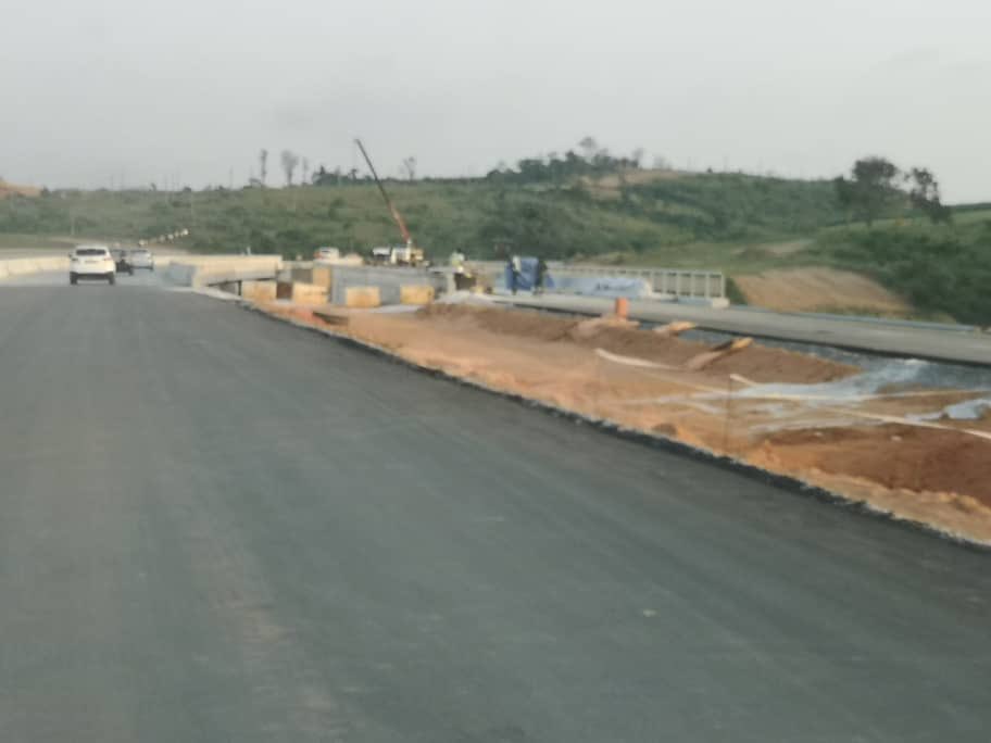 FernandDdeh's tweet photo. #infrastructures #Projetsstructurants J’ai emprunté la Y4. Elle n’est pas encore achevée, les travaux se poursuivent sur certains segments. Cependant, elle est passante. Il faut être juste vigilant et patient. C’est un projet majeur, réfléchi, construit par des intelligences vives. Moins de 30 mn pour rallier Ebimpé et la camp d’Akouedo. Dites à ADO, bravo et merci. Il a gravé son nom dans le marbre en Côte d’Ivoire. @Presidenceci