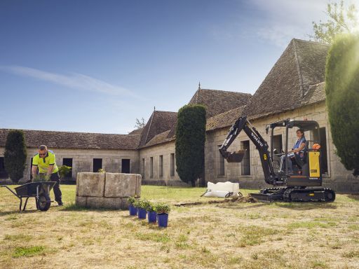 VolvoCES's tweet image. Quiet Powerhouse: Meet the Volvo ECR18 Electric Excavator. Unleashing precision with a whisper. 🌿🏗️

 #Volvoces #Electric #MiniExcavator #ConstructionEquipment #Construction