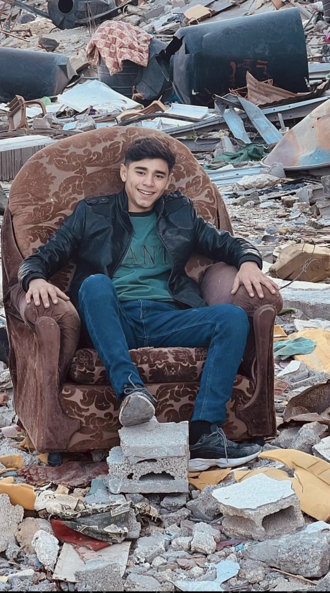 ARezeg's tweet photo. عن صوت عبّود وإطلالته وضحكته وبقائه في شمال غزة لليوم رغم مرضه وهدم بيته واستشهاد أقاربه،

لا أبالغ إن قلت أن هذا الفتى هو مشهد من مشاهد الانتصار، والأهم، الجملة التي يرددها على الدوام:

فليحرقوا كل النخيل بساحنا
سنطلّ من فوق النخيل نخيلا https://t.co/oxnjVX9Znu