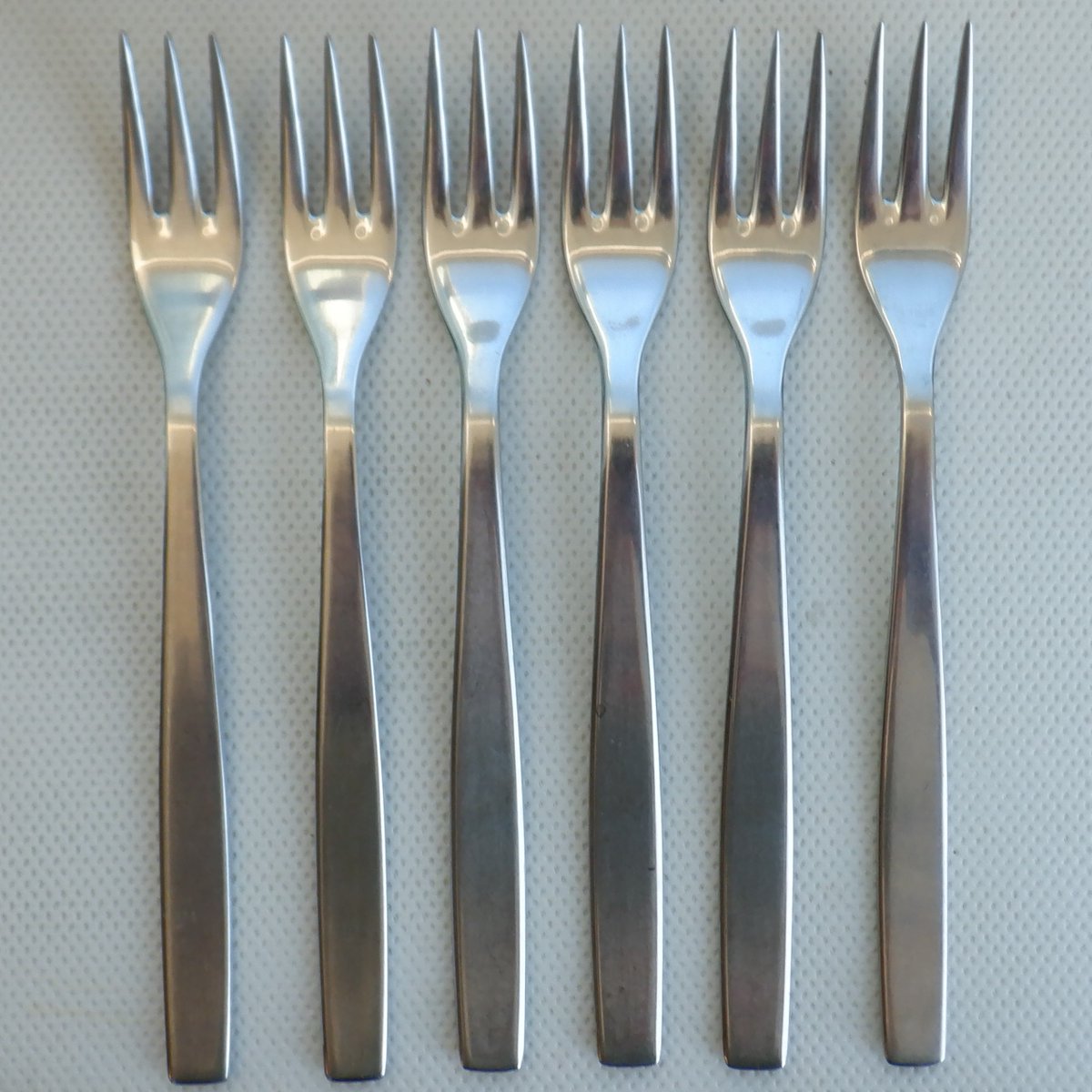 EverRotating's tweet photo. 6 vintage Viners of Sheffield dessert forks. 1960's Chelsea design by Gerald Benney. Made in England. 18.7 cm in length.π°
π https://t.co/297SR9z850
#Vintage #FollowVintage #MadeInSheffield #Viners #GeraldBenney #VintageCutlery #1960s #eBay https://t.co/LNHpReF5wk