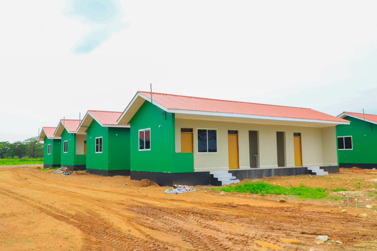 WizaraKilimo's tweet photo. Katibu Mkuu wa Wizara ya Kilimo, Bw. Gerald Mweli amefanya ziara katika shamba la Chinangali linaloandaliwa kwa ajili ya vijana wa programu ya Jenga kesho Iliyo Bora (Build a Better Tomorrow- BBT) tarehe 11 Januari 2023, jijini Dodoma https://t.co/BENYgdPS5g