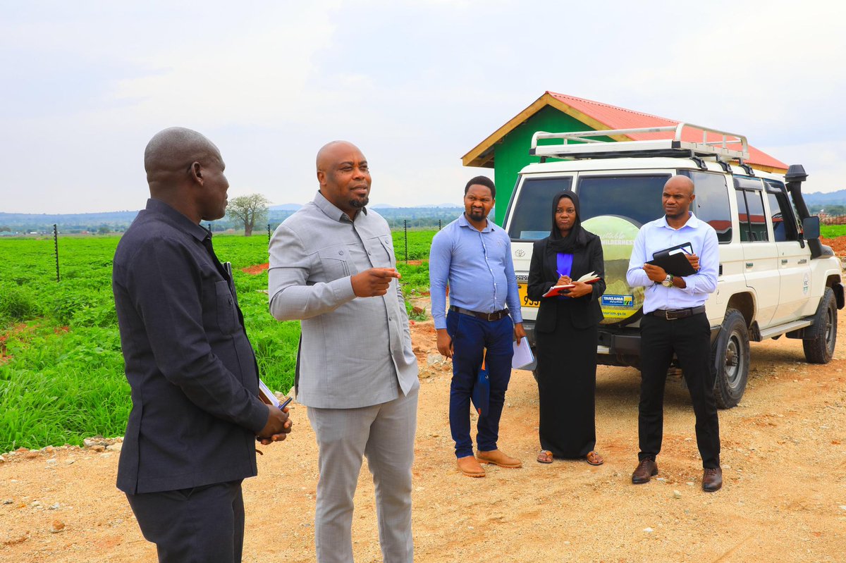 WizaraKilimo's tweet photo. Katibu Mkuu wa Wizara ya Kilimo, Bw. Gerald Mweli amefanya ziara katika shamba la Chinangali linaloandaliwa kwa ajili ya vijana wa programu ya Jenga kesho Iliyo Bora (Build a Better Tomorrow- BBT) tarehe 11 Januari 2023, jijini Dodoma https://t.co/BENYgdPS5g