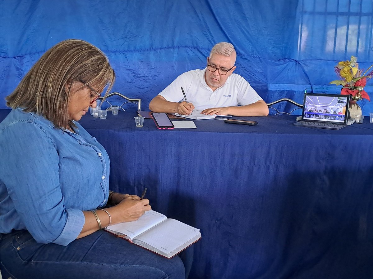 Junto a los Directores/as de los CDCE Municipales participamos en videoconferencia con la Min.  del @MPPEDUCACION <a href="/_LaAvanzadora/">Yelitze Santaella</a> recibiendo orientaciones para el día del maestro. 
#VenezuelaAvanzaEnPaz 
<a href="/NicolasMaduro/">Nicolás Maduro</a> 
<a href="/Soykarinacarpio/">Karina Carpio</a> 
<a href="/CDCEAragua/">CDCE ARAGUA</a>