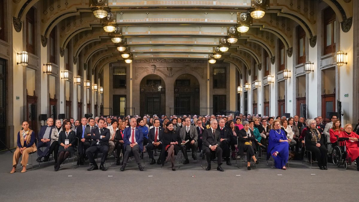 Muy grato encuentro en Palacio Nacional con embajadores y cónsules, mujeres y hombres que representan a México de manera responsable y digna.