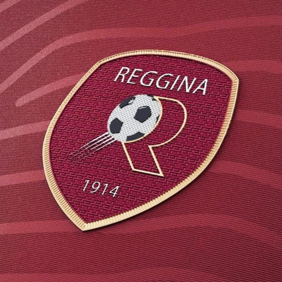 MaurizioRC80's tweet photo. BUON COMPLEANNO 
👑 REGGINA MIA ❤️ 
110 anni 🎂 🇱🇻 🎉🎉 #reggina1914 #amaranto #reggiocalabria #110annidamore🇱🇻  #regginacalcio1914 #🇱🇻 https://t.co/WfHqQV6BvR