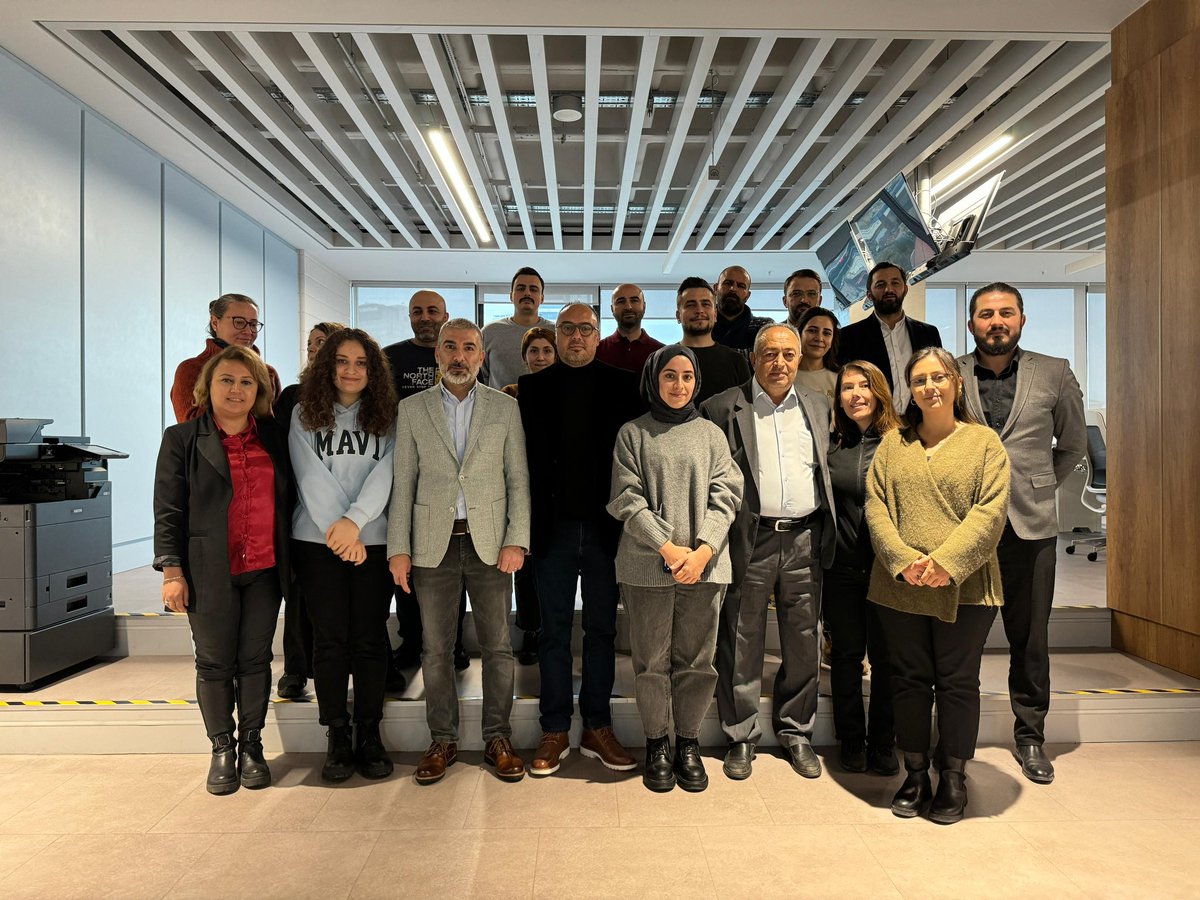 M_EnesCan's tweet photo. Türkiye Haberleri Direktörümüz @HSYNYLMZ bey’in katılımıyla, 104 yıllık Anadolu Ajansının 40 yılına emek vermiş gazeteci Metin Tokgöz ağabeyimize veda ettik. https://t.co/pgBV2NrnxL