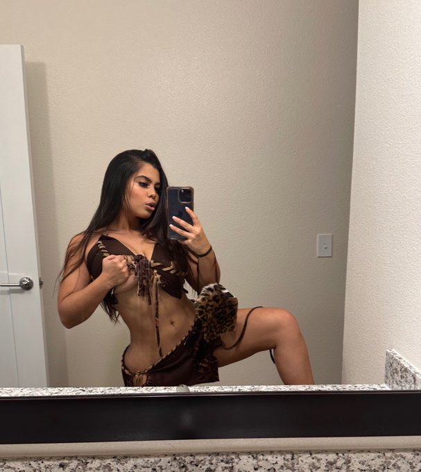 Ape girl https://t.co/PakQ9QTfdc<a href="/tag/drharness"class="tags"><span>#drharness</span></a>