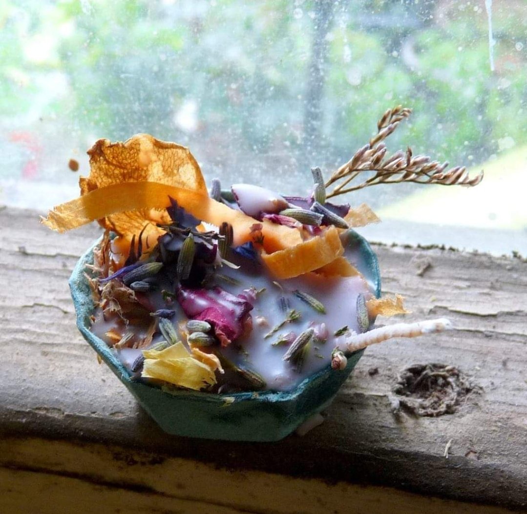 WildWoodMacrame's tweet photo. I've been collecting up materials to enable me to make a new batch of our eco-firelighters.  Still collecting a bit of fern foliage, but it'll be wonderful to collect the yellows and blues of Spring in a couple of months! https://t.co/XGCHy4nFDR