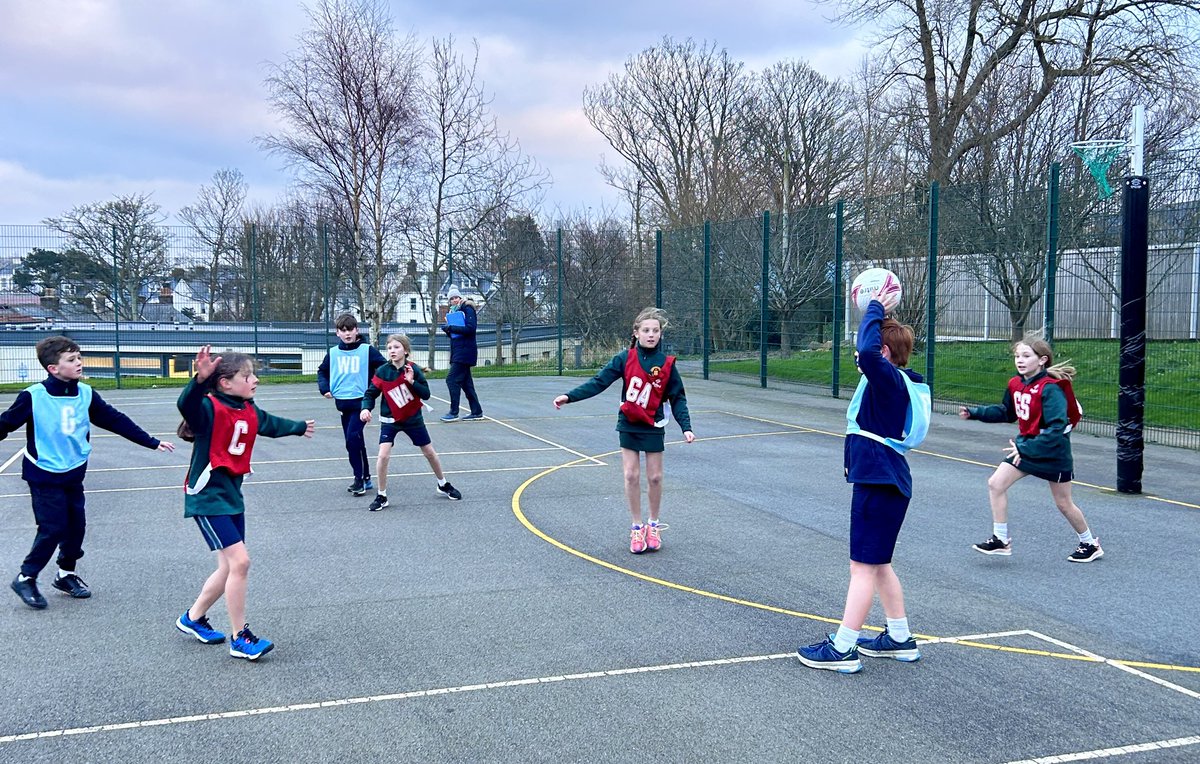 ECJS_gsy's tweet photo. The 2024 netball fixtures began bright and early with friendly matches against Melrose this afternoon. Both teams played well in the bitterly cold conditions. Lots to build on for future matches. Well done everyone. https://t.co/EcqaJC0gkI