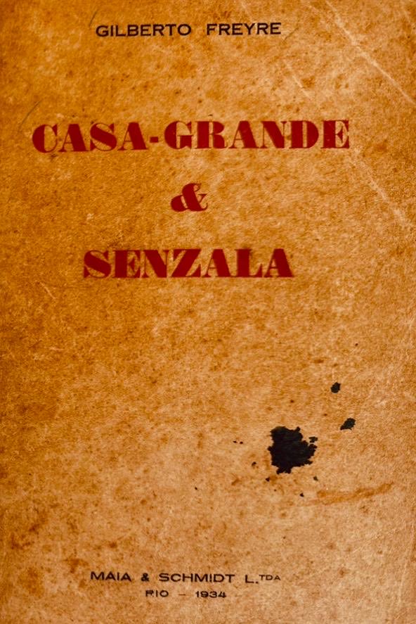EdmundoFont's tweet photo. GILBERTO FREYRE, “CASA GRANDE &amp; SENZALA”: 90 años de haber abierto brecha en la sociología latinoamericana. Visité al gran autor en su casona de Apipucos. Me dedicó la primera edición de su lúcida obra, joya de la intelectualidad brasileira; y bebí licor de açaí de su alambique. https://t.co/O18f7Fkrc7