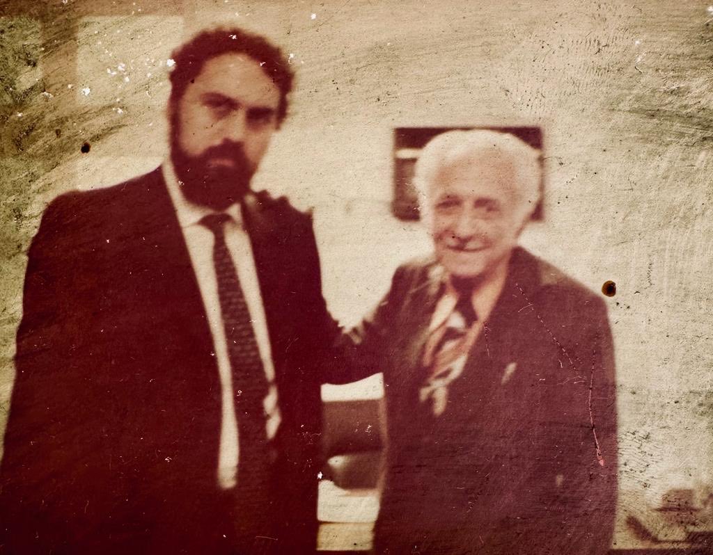 EdmundoFont's tweet photo. GILBERTO FREYRE, “CASA GRANDE &amp; SENZALA”: 90 años de haber abierto brecha en la sociología latinoamericana. Visité al gran autor en su casona de Apipucos. Me dedicó la primera edición de su lúcida obra, joya de la intelectualidad brasileira; y bebí licor de açaí de su alambique. https://t.co/O18f7Fkrc7