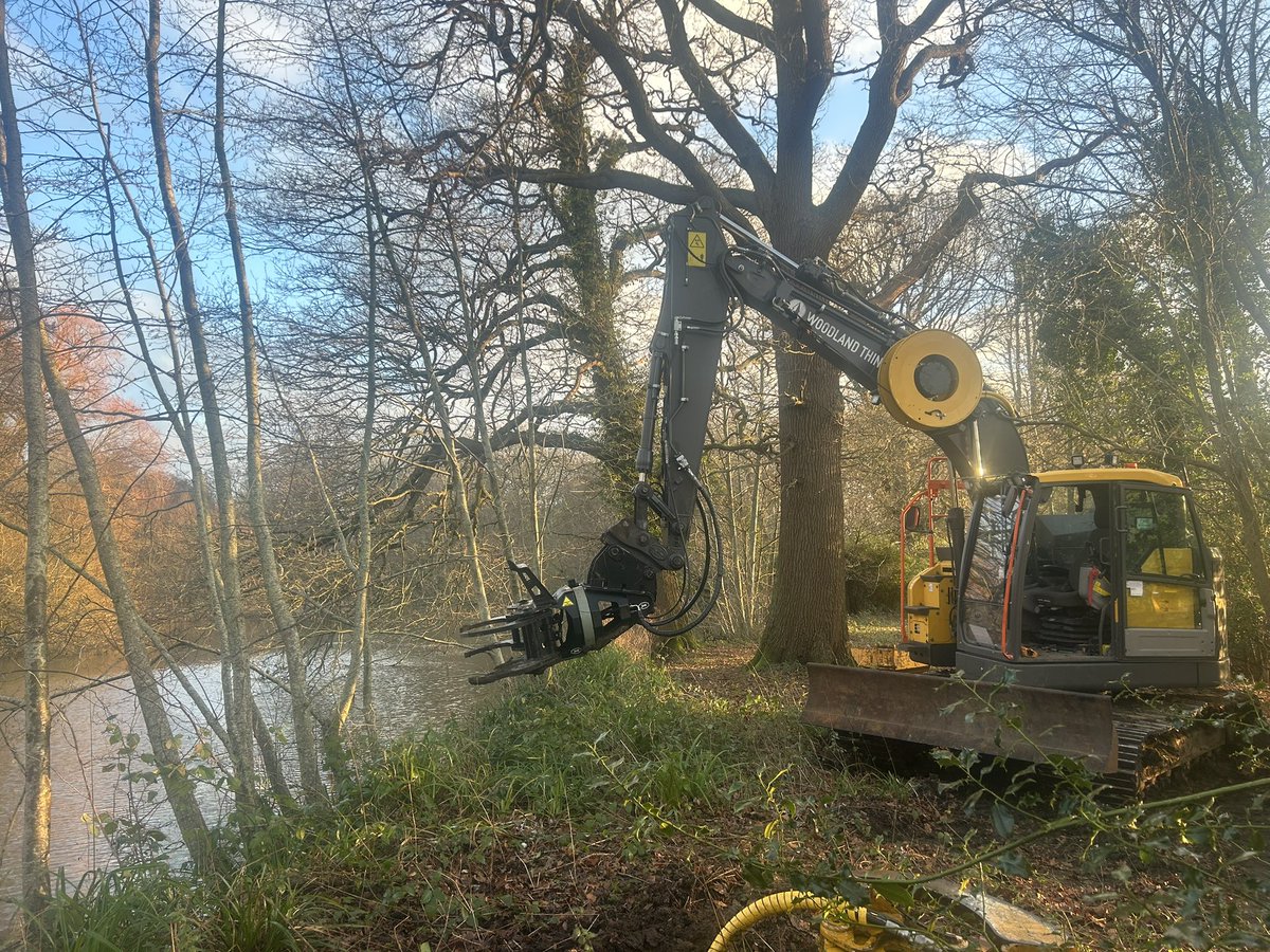 Rossmacneil2's tweet photo. A bit of tree shear work this week 
#volvo #jak300 https://t.co/PBjfmD4Jti