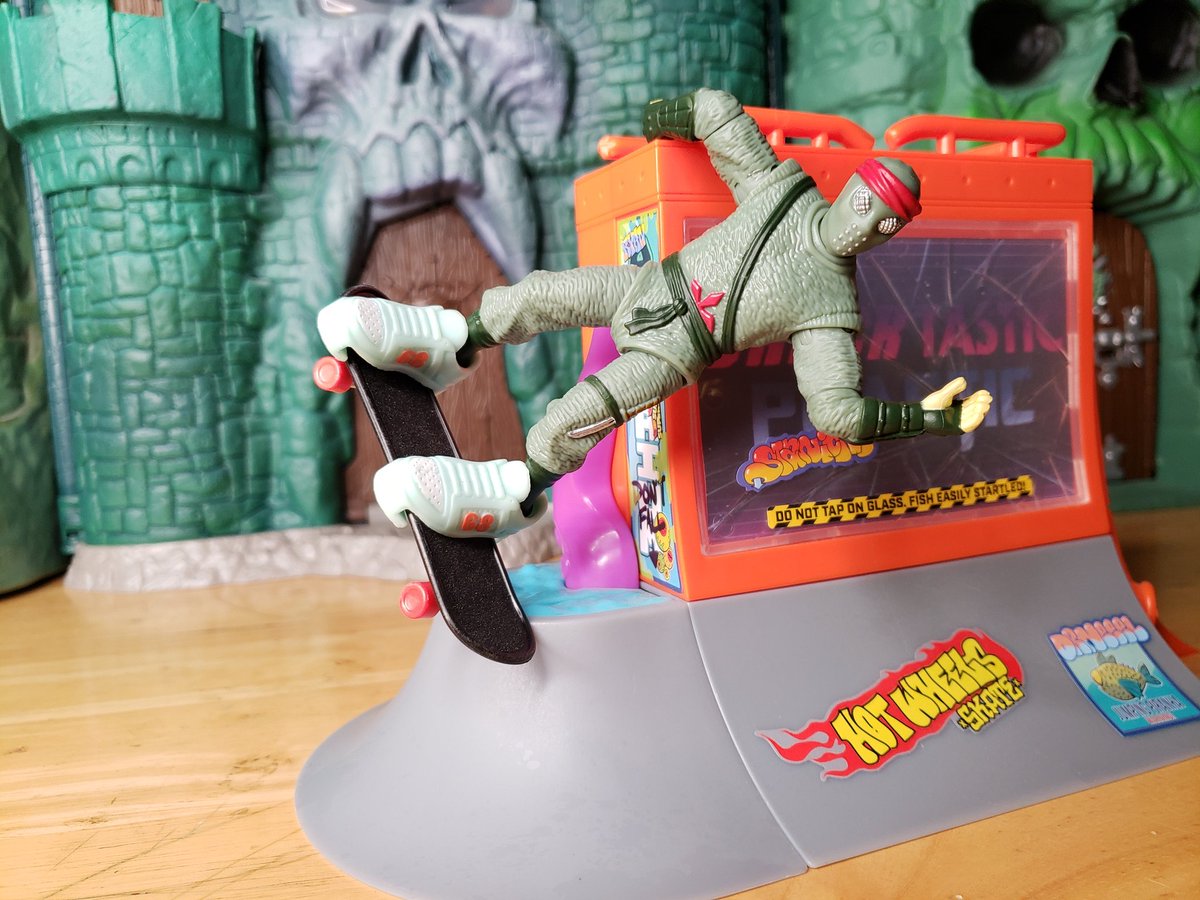 cracktasticpod's tweet photo. Happy #thrasherthursday @tonyhawk @PlaymatesToys @Hot_Wheels @Mattel #thepfpn #cracktasticplastic #footsoldier #tmnt #fingerboard #skatepark #skateboardphotography #skater #skatelife #doakickflip #handstand #quarterpipe #grind #ollie #rails #skatepark #thegerms #toyphotography https://t.co/hey7XE4KG0