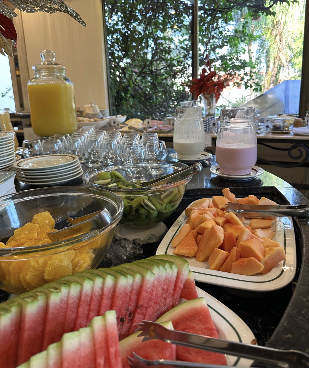 hernanvam's tweet image. Vacaciones o plan de finde gastando menos de 300 mil Gs. para dos personas. Incluye buffet tenedor libre de desayuno, piscina, uso de habitación, estacionamiento y una opción con trago de bienvenida. Detalles abajo ⬇️