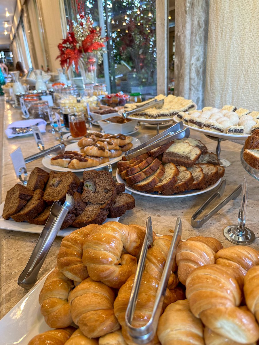 hernanvam's tweet image. Vacaciones o plan de finde gastando menos de 300 mil Gs. para dos personas. Incluye buffet tenedor libre de desayuno, piscina, uso de habitación, estacionamiento y una opción con trago de bienvenida. Detalles abajo ⬇️