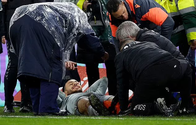 Everton winger Dwight McNeil has avoided serious injury after being stretchered off during the club’s FA Cup tie against Crystal Palace. McNeil has not returned to training and will be monitored on a week to week basis with an ankle injury 🔵