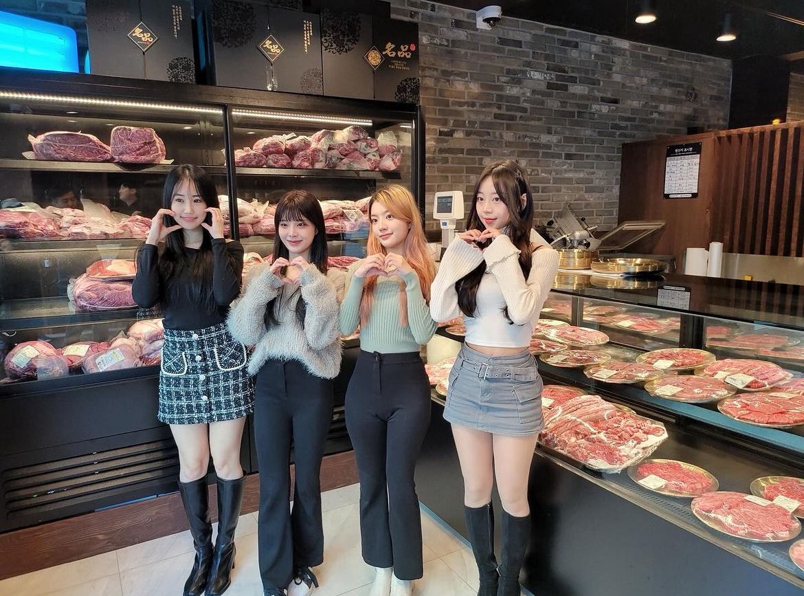 does anyone else know them??? its a small group called FLORIA their instagram is official_floria_ u should totally check them out!!!