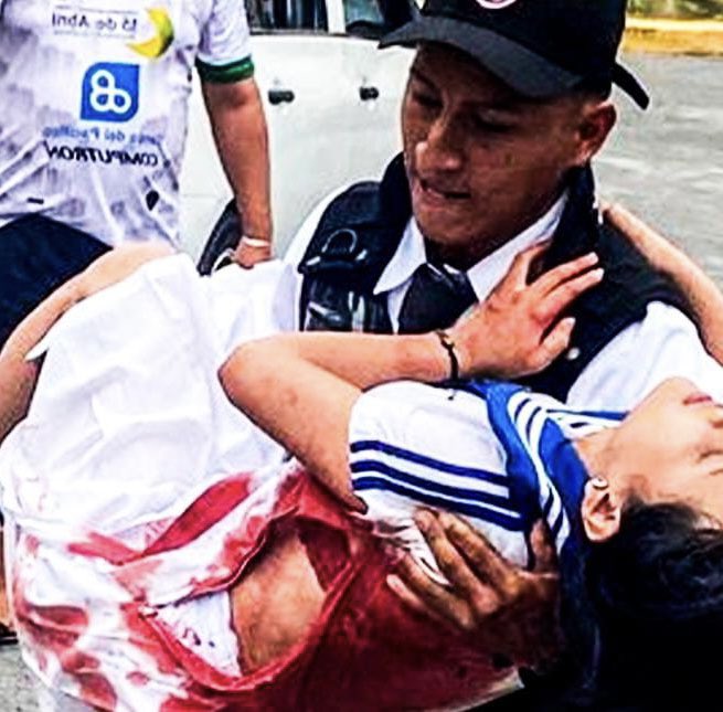 ElDatoEcua's tweet photo. 🟡 ¡DAIVY FRANCO, EL HÉROE DEL IESS!

Con la convicción de cuidar su reciente trabajo, así salió a laborar Daivy Franco aquel 9 de enero de 2024 a las instalaciones del hospital del Instituto Ecuatoriano de Seguridad Social (IESS), en Los Ceibos, en el norte de Guayaquil.

Con la convicción de cuidar su reciente trabajo, así salió a laborar Daivy Franco aquel 9 de enero de 2024 a las instalaciones del hospital del Instituto Ecuatoriano de Seguridad Social (IESS), en Los Ceibos, en el norte de Guayaquil.

Su trabajo es ser guardia de seguridad y ese día realizó lo que le asignaban. Todo era normal. Daivy estaba orientando a los pacientes, quienes tenían consultas. Les decía hacia dónde dirigirse.

Luego fue trasladado a otra parte del hospital para que, asimismo, brinde ayuda a quienes no sabían a qué área acudir. Pasado el mediodía, los jefes de Daivy le notifican que hay una emergencia y que debe dirigirse al ingreso principal del hospital.

Daivy acudió al llamado, al igual que sus otros compañeros, algunos con más experiencia que él, puesto que el joven, de 20 años, lleva catorce días en esa actividad. Sin embargo, afirma que está capacitado para esas y otras urgencias.

En ese momento ya sabían que en la ciudad había ataques a mano armada por grupos delictivos. “Decían que se habían metido en otros hospitales, y por eso fue que nuestro coordinador, el jefe, nos mandó a resguardar la parte de afuera para que no haya ninguna clase de problema”, contó.

Fuente: El Universo