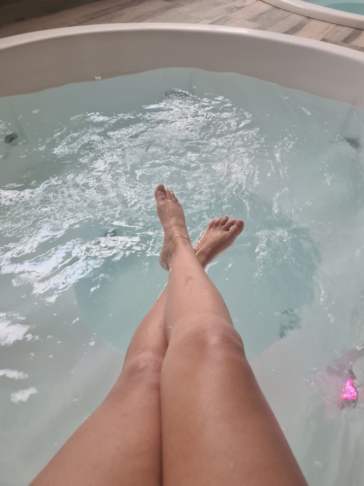 Who wants to join me? 🤭 https://t.co/H2HGOwks87