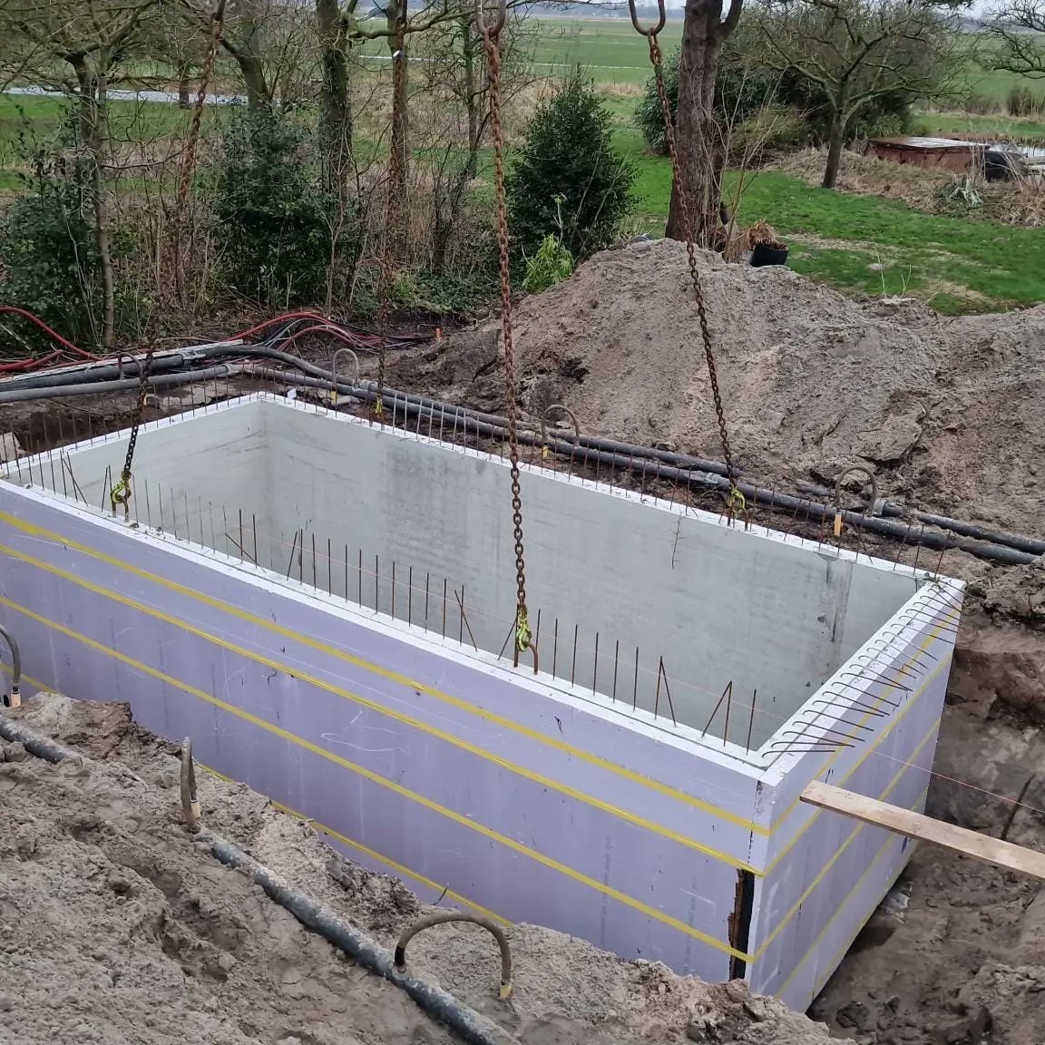 BBVrouwe's tweet photo. 2024 is weer goed begonn. Een nieuw project opgestart en de kelder geplaatst. Komend jaar bouwen we aan deze #duurzame #ecologische #energieneutrale en traditioneel gebouwde villa. #debouwmaakthet #bouwbedrijfvrouwe. https://t.co/0GqRaaiSSz