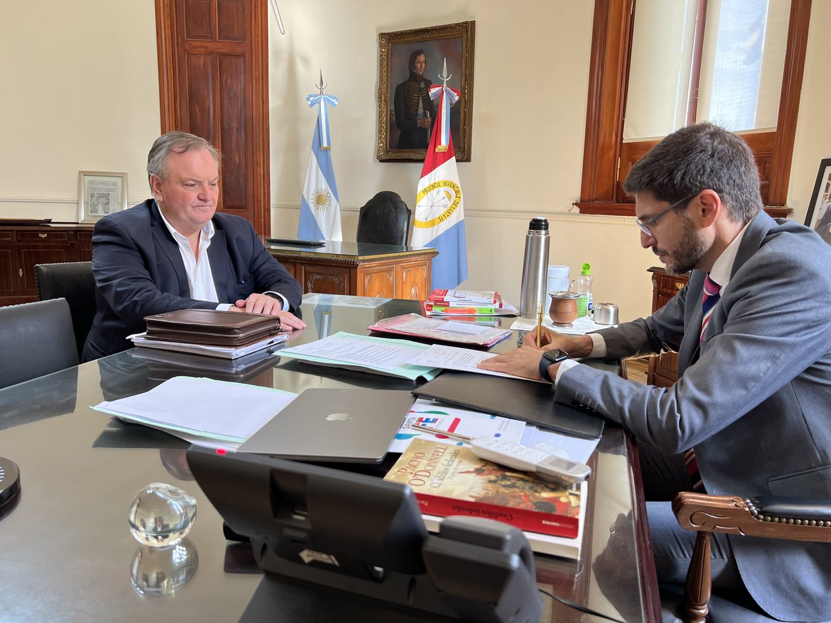 maxipullaro's tweet photo. Esta mañana en #SantaFe recibí al senador provincial @felipemichlig para repasar la agenda provincial y del departamento #SanCristóbal.

Tenemos por delante mucho trabajo, convicción y fuerza para construir el futuro que nuestros vecinos necesitan. https://t.co/oSDlGqB7Bp