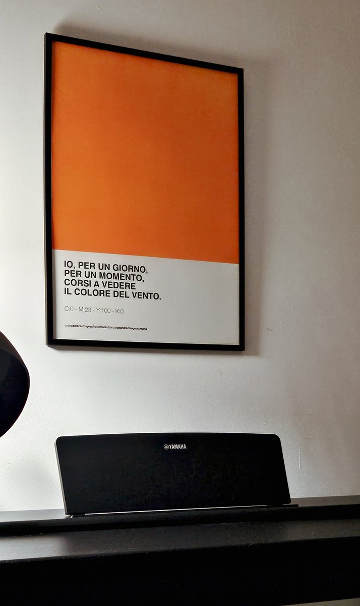 Inciso su un vinile in una stanza, appeso alla parete in un'altra.
Aria di musica.
#deandrè
#FabrizioDeAndre
#11gennaio 
#CasaLettori