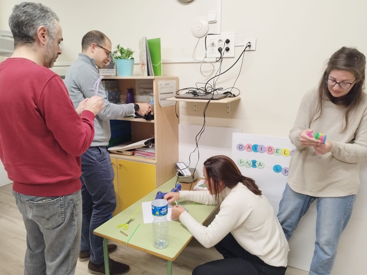 Reunió activa de famílies. Famílies col.laborant amb il.lusió en els projectes d’aula. <a href="/EscolaVirolai/">Escola Virolai</a>