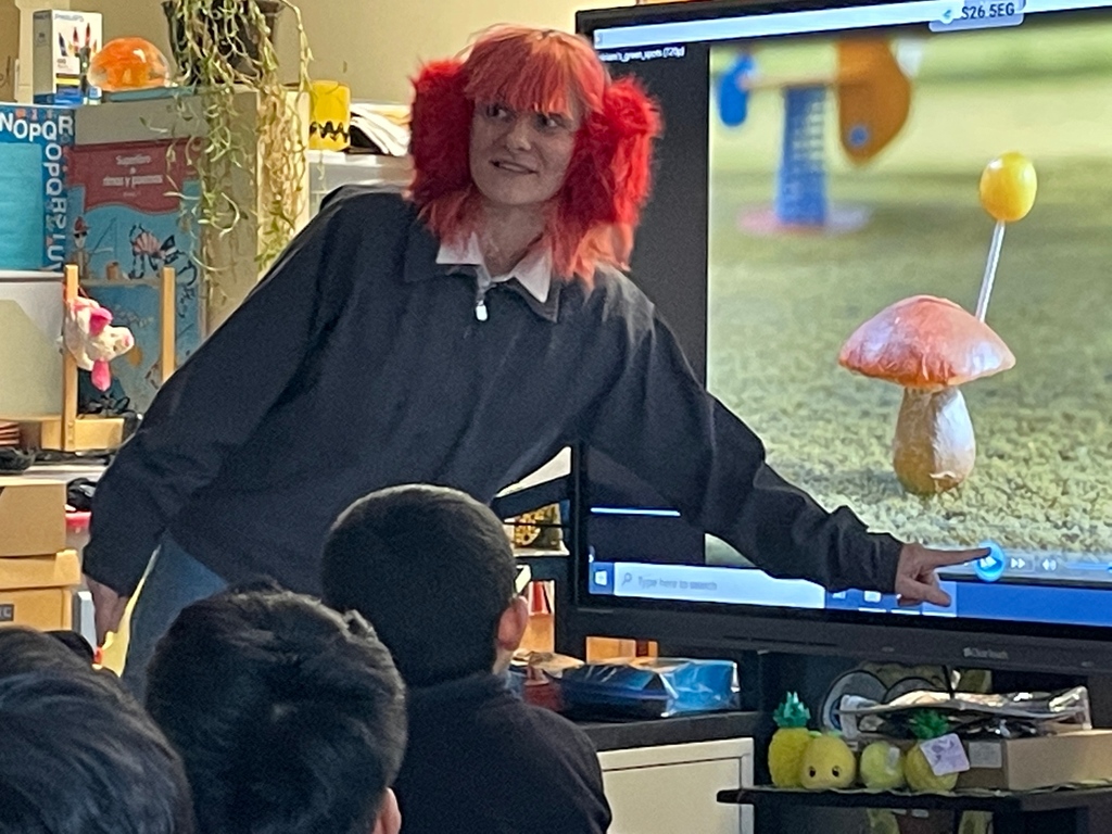 ICMediaCenter's tweet photo. #ICMC - You know it's #winter in #Chicago when the #ScreenSmart instructor is wearing earmuffs! That's Abby, teaching 2nd graders at Reilly Elementary how to keep their #mindawake when watching screens. #stayscreensmart #learnbetter https://t.co/ztpwzuKkKe