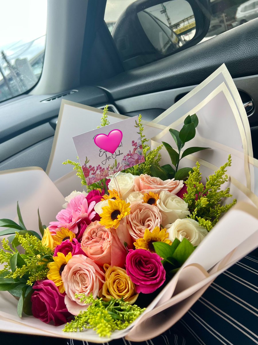 hoy compré este ramo  para una conocida, $10 me gasté, y caí en cuenta que en serio hay hombres que no son detallistas porque no les da la gana. 

ya saben, cuando hay ganas, las excusas sobran🥰🫰🏻