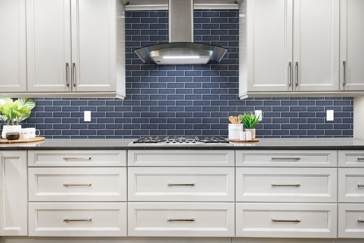 tilesnthings's tweet image. Elevate your kitchen with timeless charm! Our Century 2x6 Brick Porcelain Mosaic, a perfect match for white cabinets, adds a touch of classic sophistication to your culinary haven.🍽️✨
#kitchendesign #classicdesign #porcelainmosaic