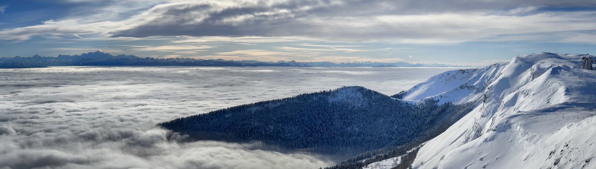 A_Purcell's tweet photo. View from the top of Mont Rond earlier today. That’s Mont Blanc you can see over the clouds in the distance.
#Paysdegex #MontsJura #Skitouring #skiderandonnée #skiderando https://t.co/UyD4fFtKIh