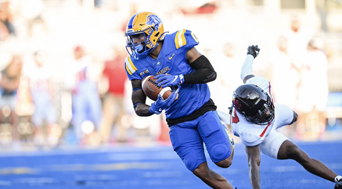 UNewHaven's tweet photo. Devenaire Holmes ’23 M.S., a former @UNHChargers wide receiver, recently played #football with athletes from across the country who competed before scouts representing leagues from around the world. He has his sights set on a career as a federal agent. --> https://t.co/WTj2gXrLwv https://t.co/PXXumTdlUO